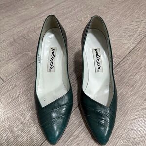 Palizzio Vintage Dark Green Leather Heels 
Model # 066455 Size 6½ M